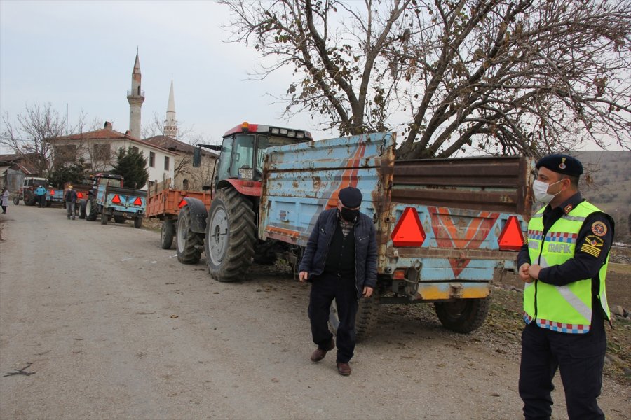 Beypazarı'nda Traktör Römorklarına Reflektör Takıldı