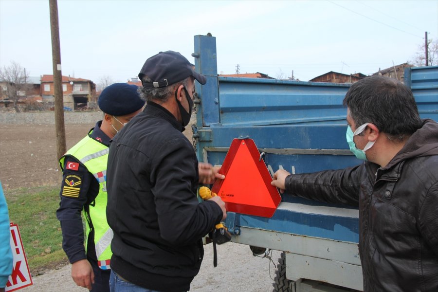Beypazarı'nda Traktör Römorklarına Reflektör Takıldı