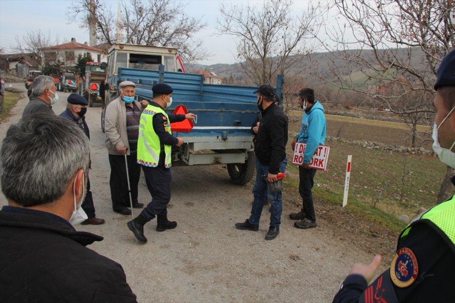 Beypazarı'nda Traktör Römorklarına Reflektör Takıldı