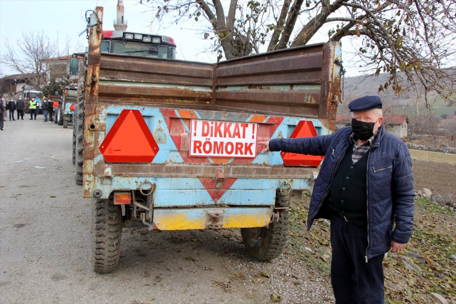 Beypazarı'nda Traktör Römorklarına Reflektör Takıldı