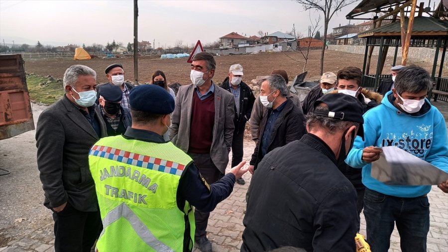 Beypazarı'nda Traktör Römorklarına Reflektör Takıldı