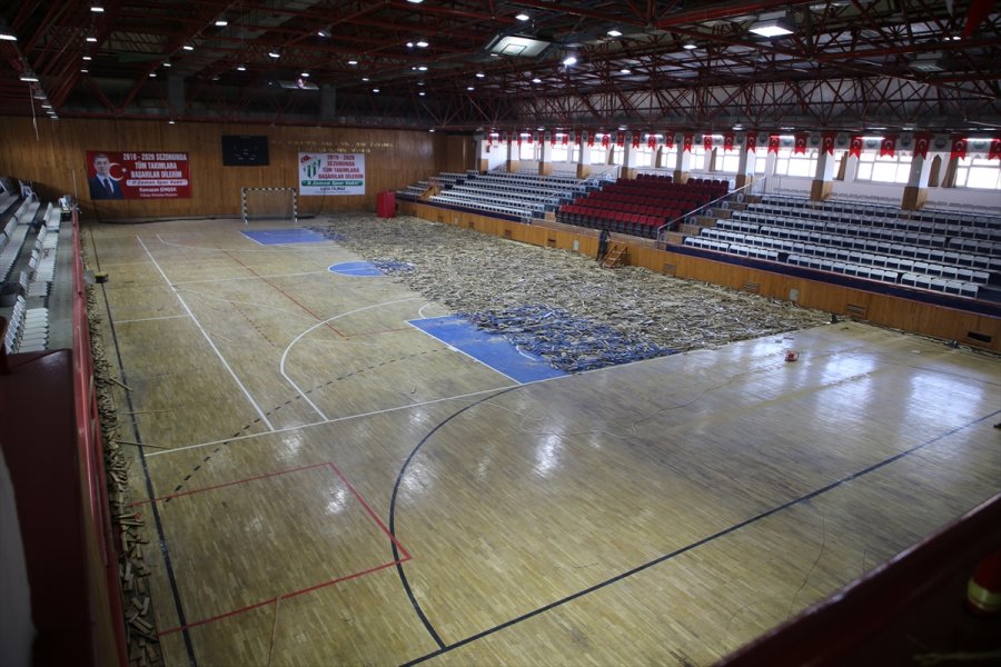 Gölbaşı'ndaki Cumhuriyet Spor Salonu Yenileniyor