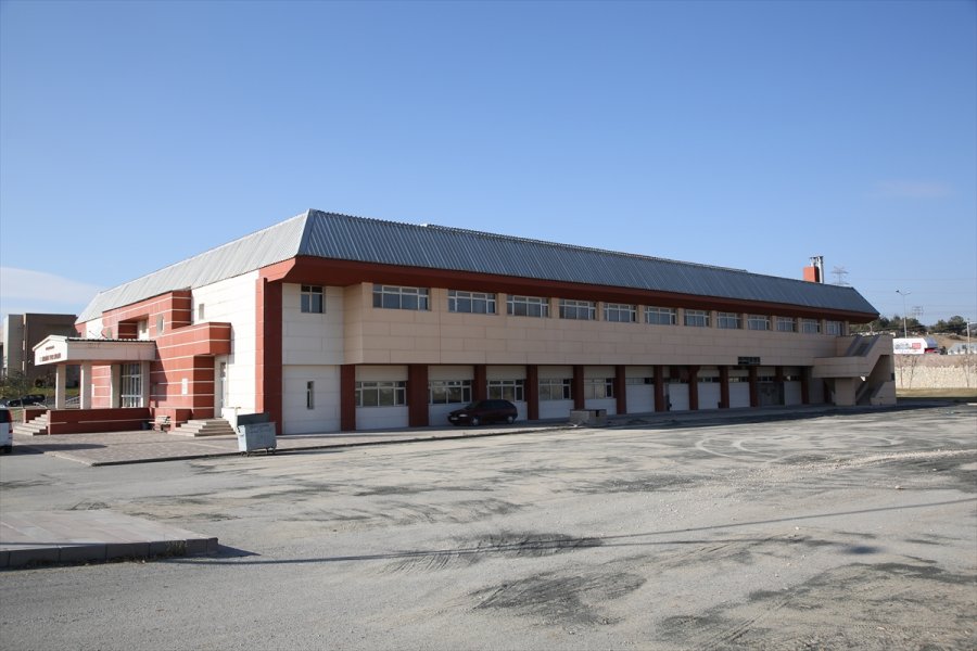 Gölbaşı'ndaki Cumhuriyet Spor Salonu Yenileniyor