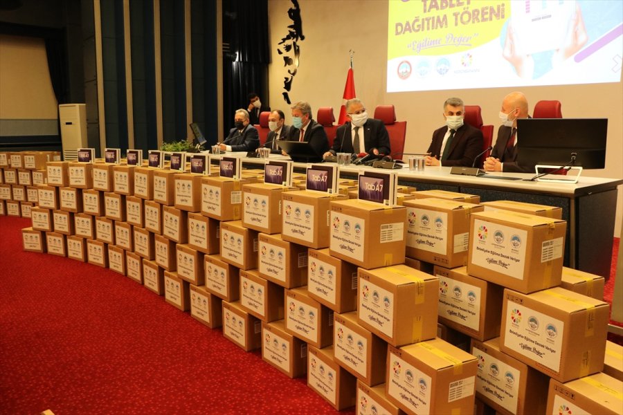 Kayseri'de Belediyelerden Eğitime 5 Bin Tablet Desteği