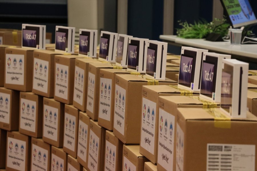 Kayseri'de Belediyelerden Eğitime 5 Bin Tablet Desteği