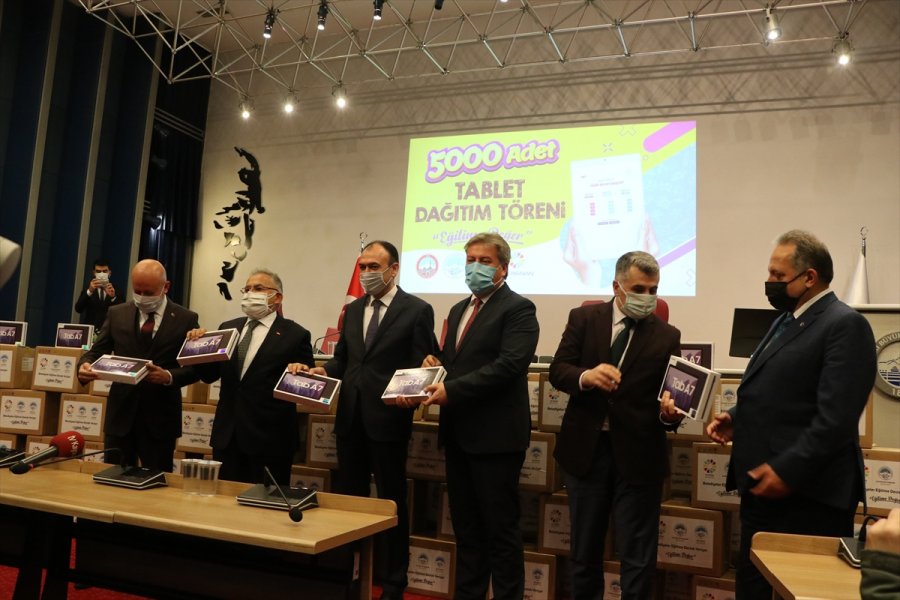 Kayseri'de Belediyelerden Eğitime 5 Bin Tablet Desteği
