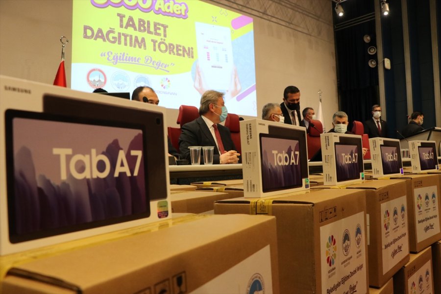 Kayseri'de Belediyelerden Eğitime 5 Bin Tablet Desteği