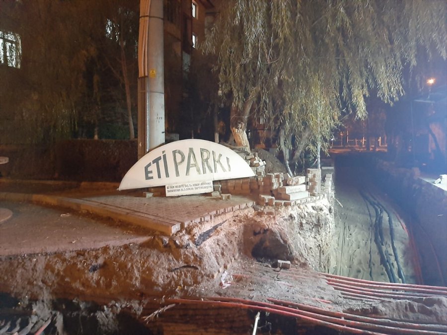 Konya'da Parkta Alkol Alıp Ateş Yakan Gençleri Uyaran Kişi Darbedildi