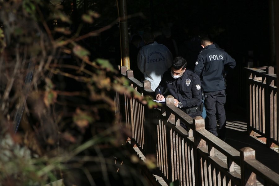 Antalya'da Obrukta Bulunan Erkek Cesedi, İtfaiye Ekiplerince Çıkarıldı