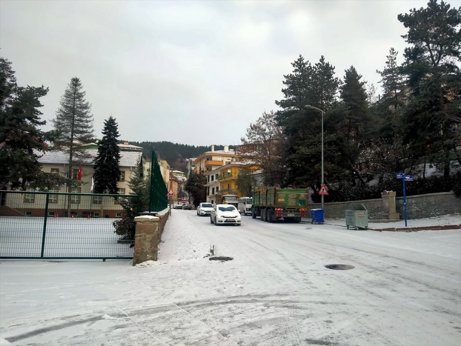 Kızılcahamam'da Mevsimin İlk Karı Yağdı