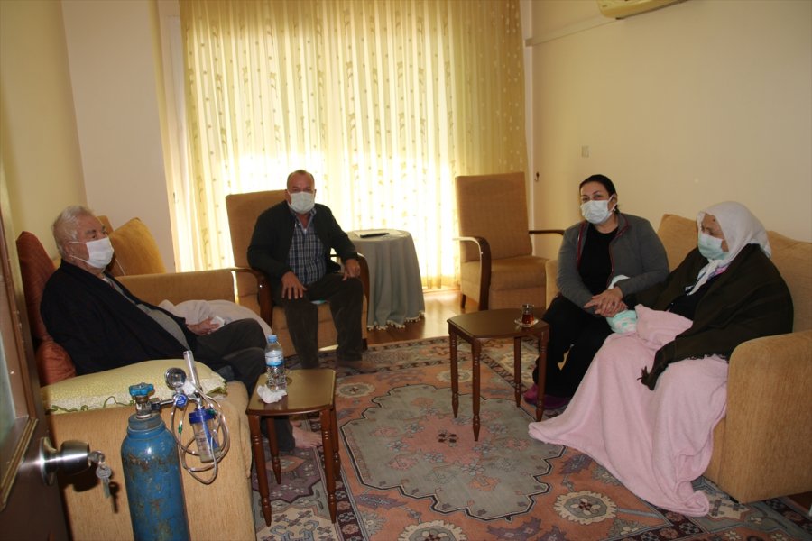 Mersin'de Yaşlı Çift 21 Gün Süren Kovid-19 Mücadelesini Kazandı