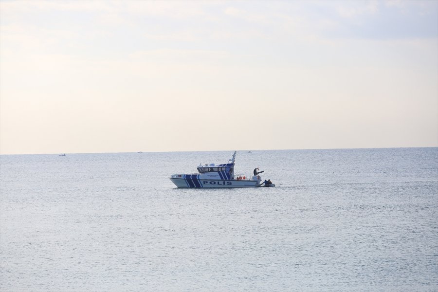 Antalya'da Alabora Olan Balıkçı Teknesindeki 3 Kişi Kurtarıldı