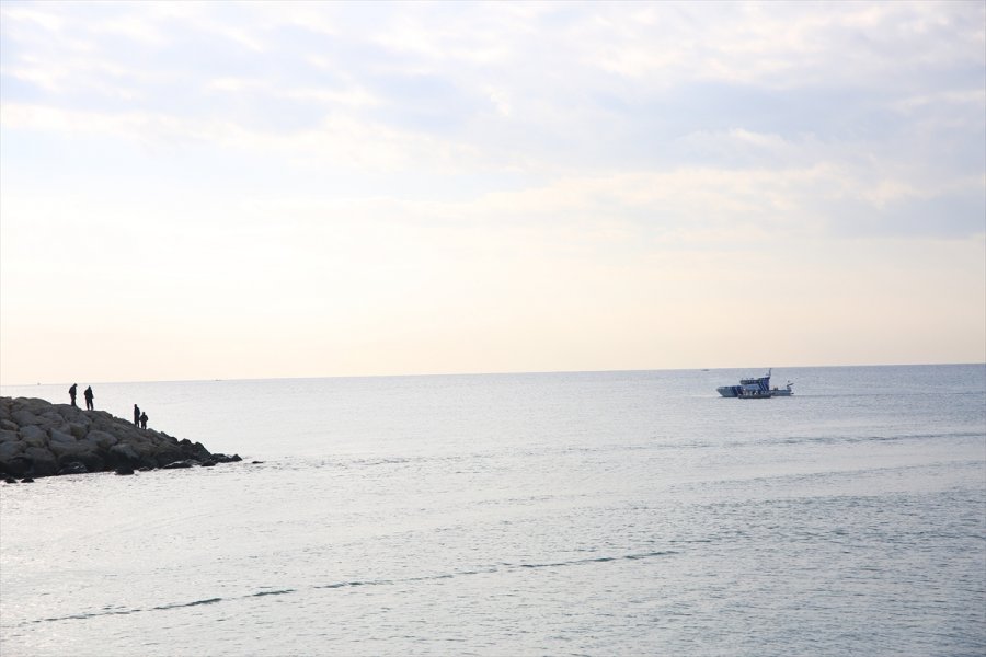 Antalya'da Alabora Olan Balıkçı Teknesindeki 3 Kişi Kurtarıldı