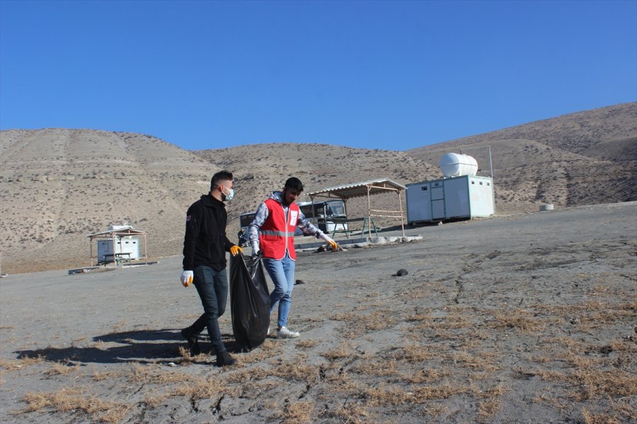 Gençler, Acıgöl'ün Çevresini Temizledi