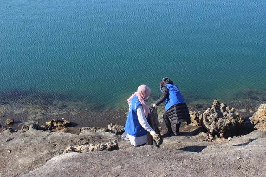 Gençler, Acıgöl'ün Çevresini Temizledi