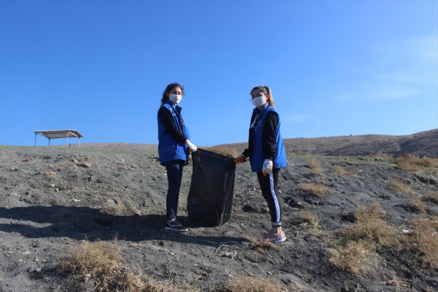 Gençler, Acıgöl'ün Çevresini Temizledi