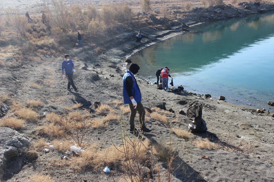 Gençler, Acıgöl'ün Çevresini Temizledi