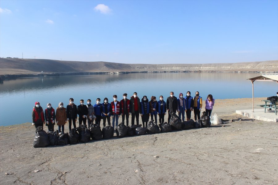 Gençler, Acıgöl'ün Çevresini Temizledi