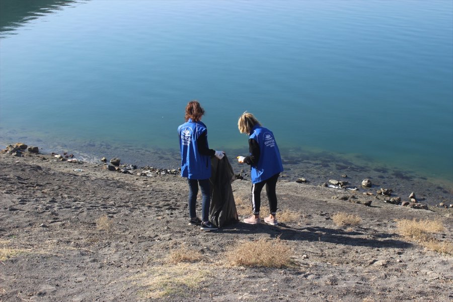 Gençler, Acıgöl'ün Çevresini Temizledi