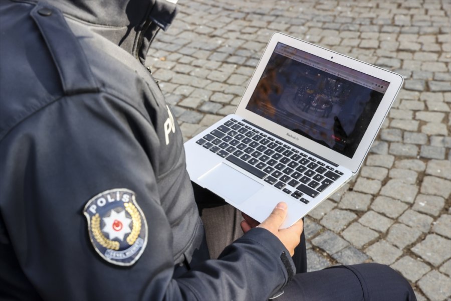 İlk İftarını Bankta Kumanyayla Açarken Objektife Takılan Polis Memuru, Aa'nın 