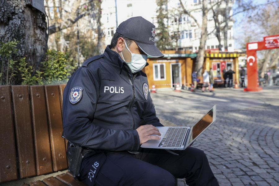 İlk İftarını Bankta Kumanyayla Açarken Objektife Takılan Polis Memuru, Aa'nın 