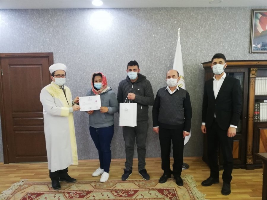 Kahramankazan'a Yerleşen Taylandlı Genç Kadın Müslüman Olup Elif İsmini Aldı