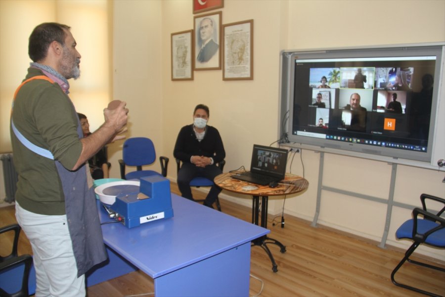 Özel Çocuklara Salgın Döneminde Uzaktan Eğitimle Çömlek Sanatı Öğretiliyor