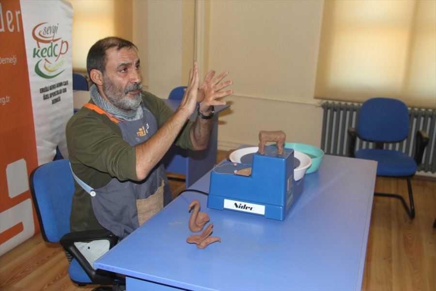 Özel Çocuklara Salgın Döneminde Uzaktan Eğitimle Çömlek Sanatı Öğretiliyor