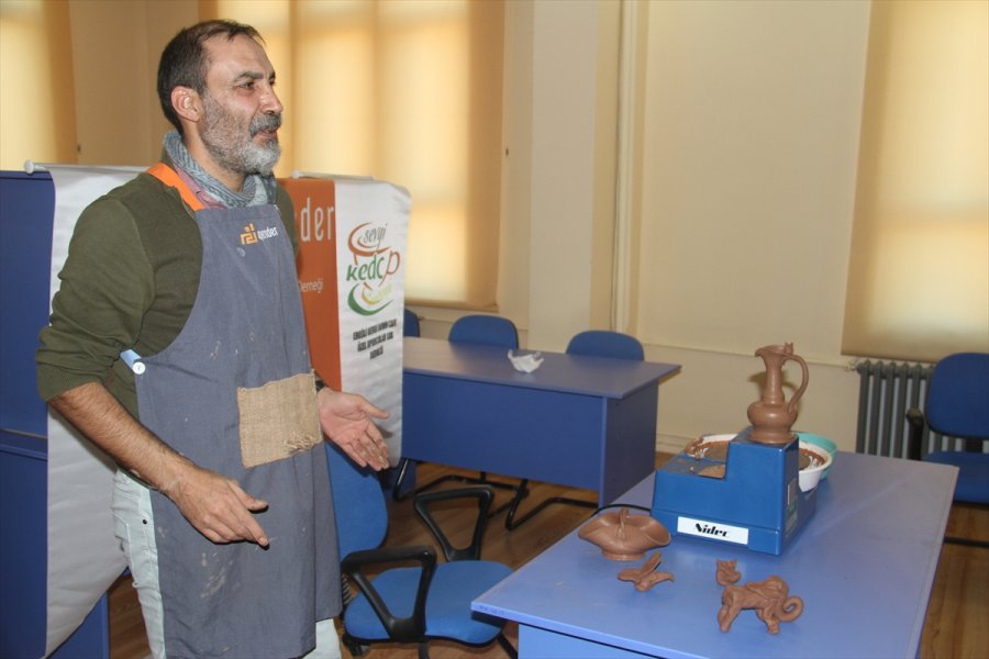 Özel Çocuklara Salgın Döneminde Uzaktan Eğitimle Çömlek Sanatı Öğretiliyor