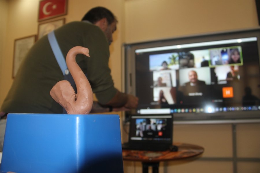 Özel Çocuklara Salgın Döneminde Uzaktan Eğitimle Çömlek Sanatı Öğretiliyor