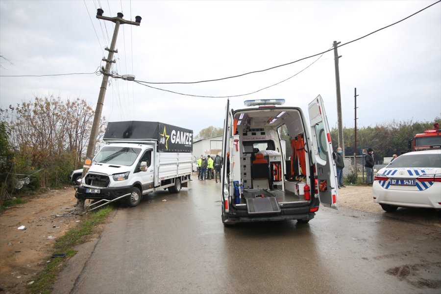 Antalya'da Tarım İşçilerini Taşıyan Kamyonet Elektrik Direğine Çarptı: 9 Yaralı