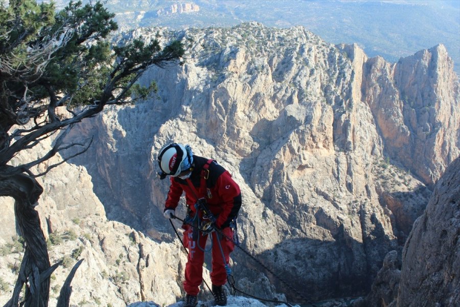 Mersin'de Kayalıklarda Mahsur Kalan Keçi Kurtarıldı