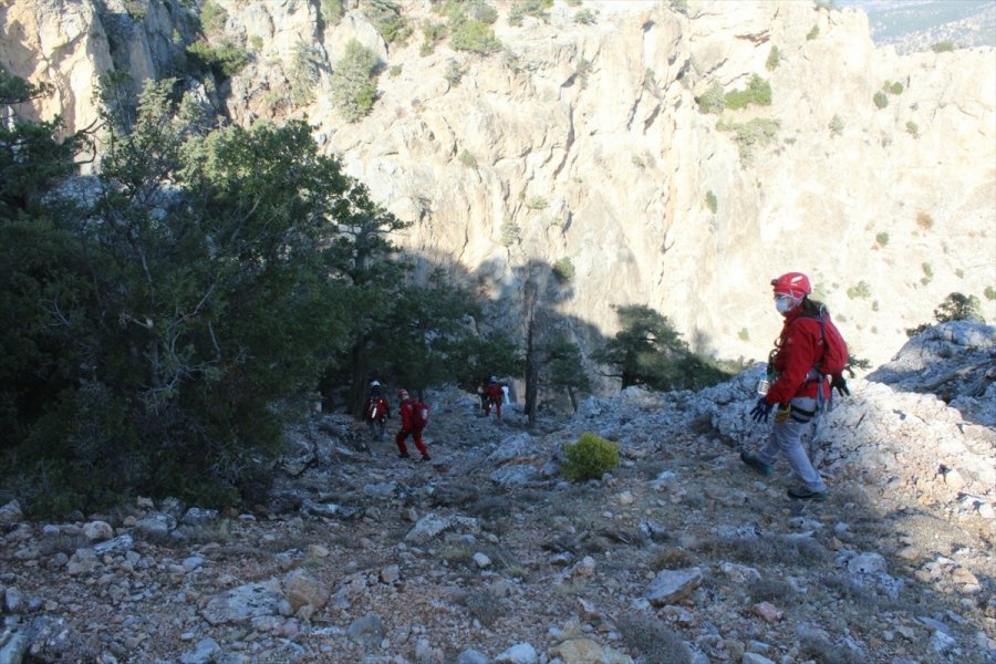Mersin'de Kayalıklarda Mahsur Kalan Keçi Kurtarıldı