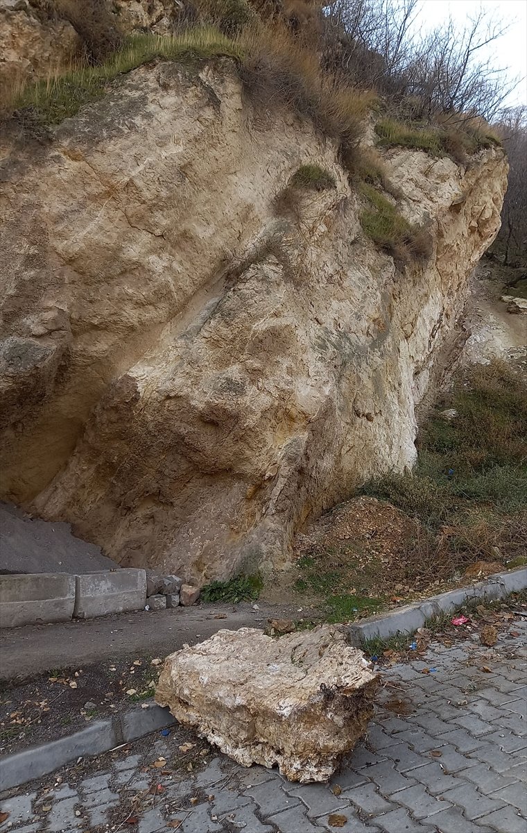 Beypazarı'nda Kaya Parçaları Yola Düştü