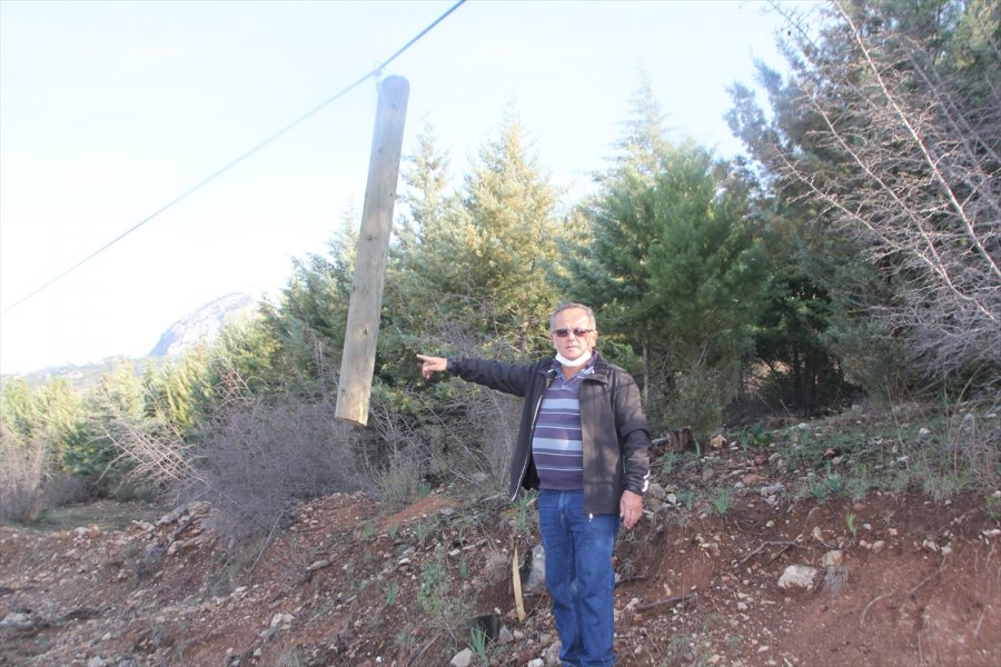 Antalya'da Telefon Direkleri Kablolarıyla Çalınınca Mahalleli İnternetsiz Kaldı