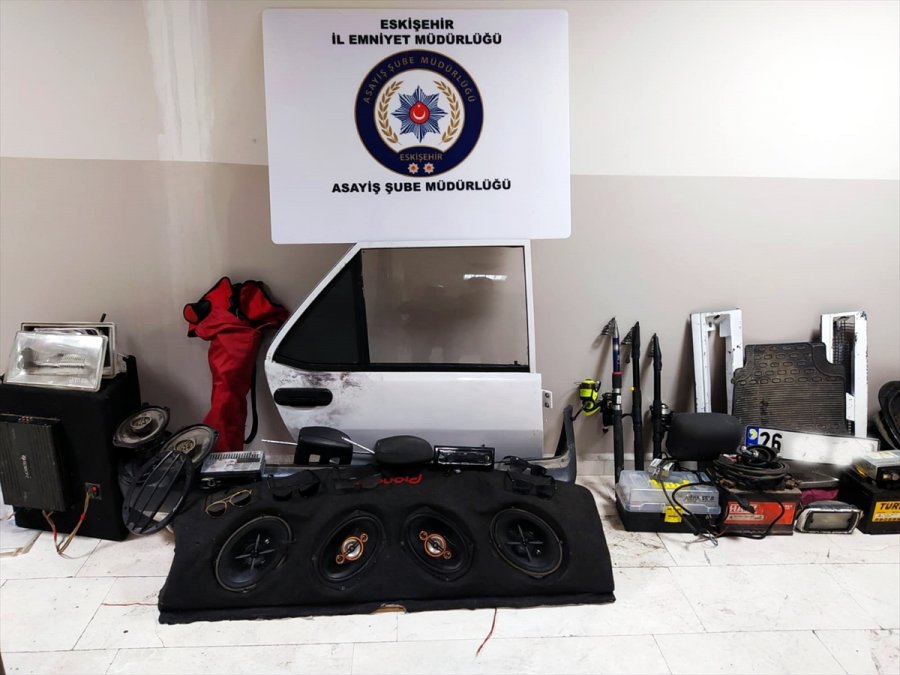 Eskişehir'de Kazalı Otomobil İçin Parça Hırsızlığı Yaptıkları İddia Edilen 3 Şüpheli Yakalandı