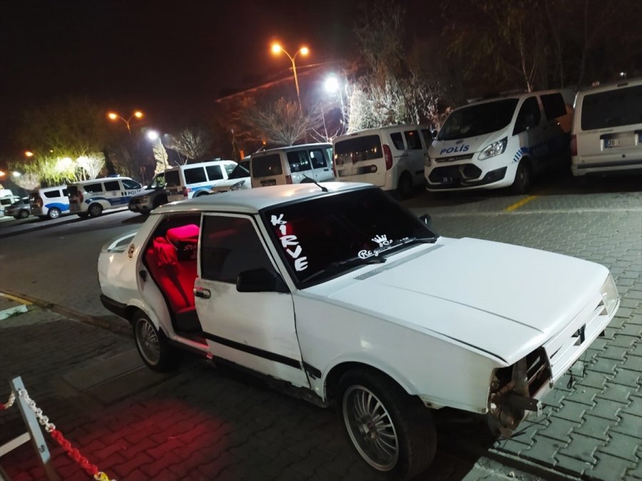 Eskişehir'de Kazalı Otomobil İçin Parça Hırsızlığı Yaptıkları İddia Edilen 3 Şüpheli Yakalandı