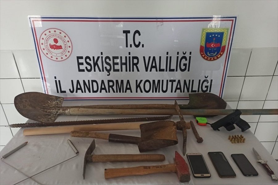 Eskişehir'de Sit Alanında İzinsiz Kazı Yaptıkları İddia Edilen 3 Şüpheli Yakalandı