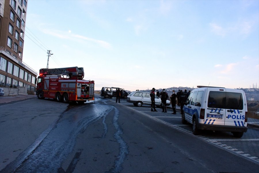 Kayseri'de Bir Minibüste Çakmak Gazından Çıktığı İddia Edilen Yangında 3 Kişi Yaralandı