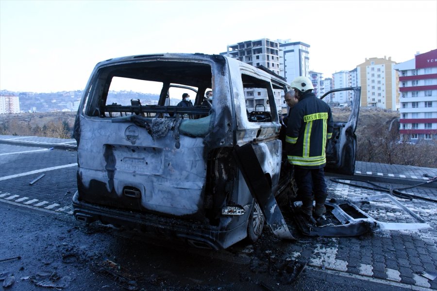 Kayseri'de Bir Minibüste Çakmak Gazından Çıktığı İddia Edilen Yangında 3 Kişi Yaralandı