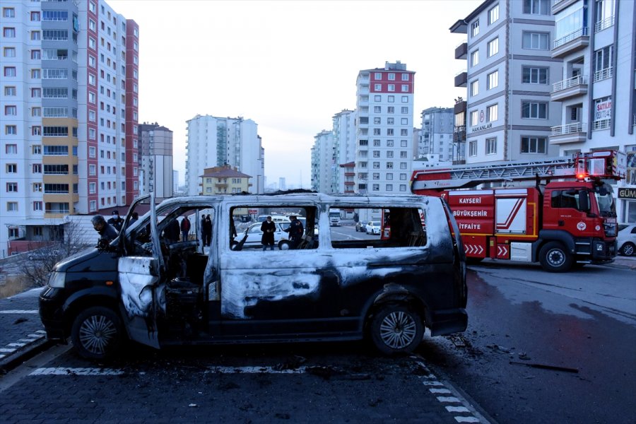 Kayseri'de Bir Minibüste Çakmak Gazından Çıktığı İddia Edilen Yangında 3 Kişi Yaralandı