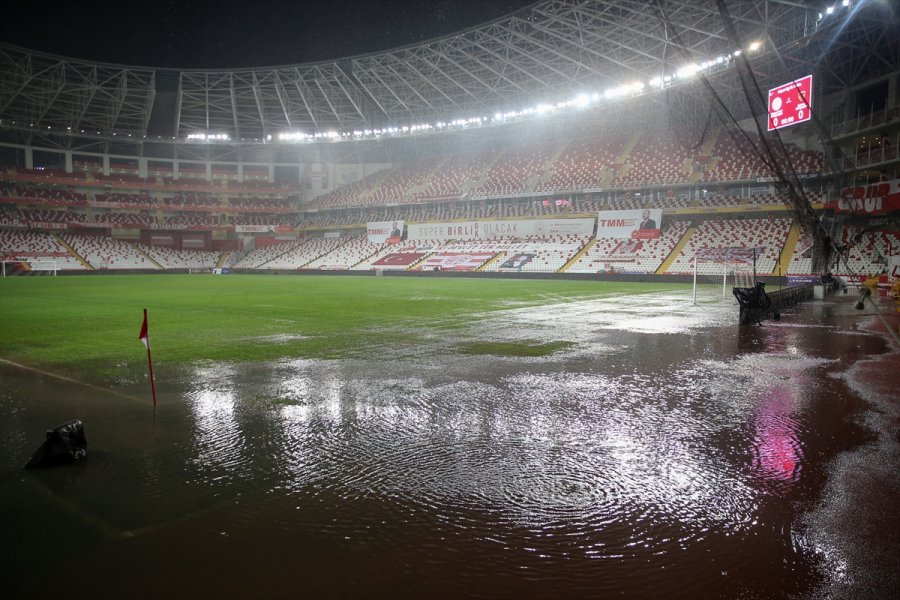Fraport Tav Antalyaspor-atakaş Hatayspor Maçı Yoğun Yağış Nedeniyle Ertelendi