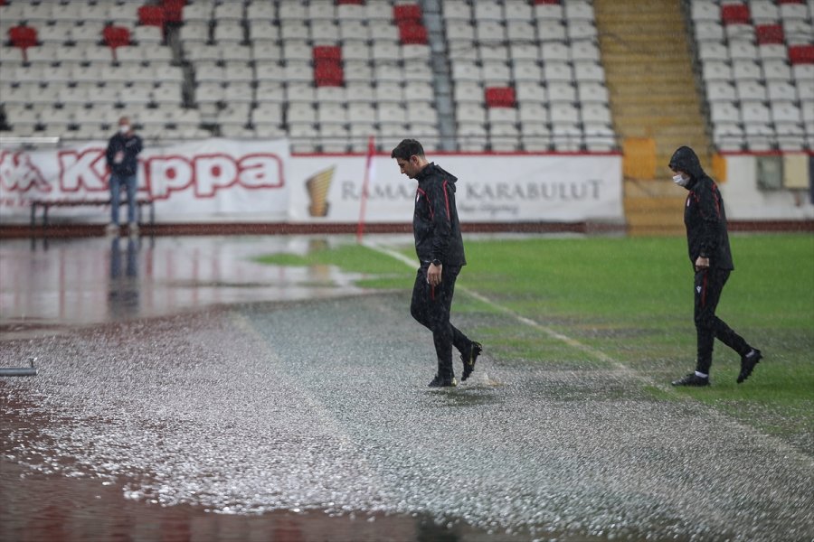Fraport Tav Antalyaspor-atakaş Hatayspor Maçı Yoğun Yağış Nedeniyle Ertelendi