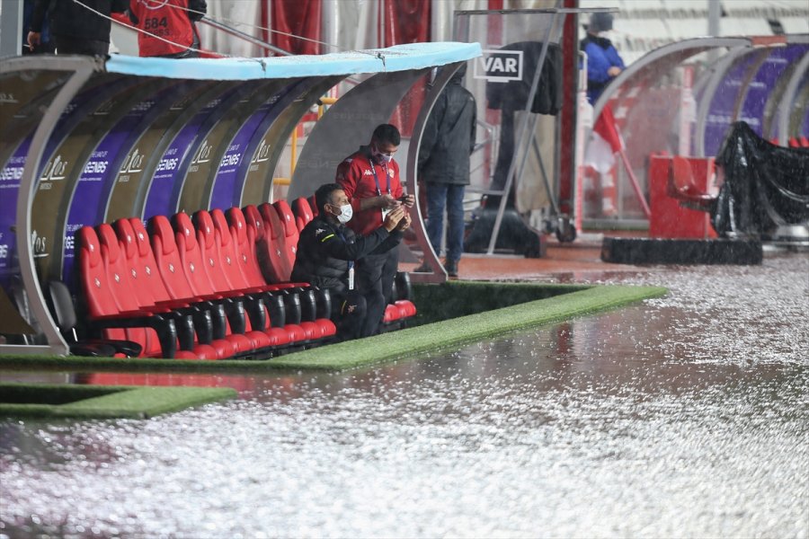 Fraport Tav Antalyaspor-atakaş Hatayspor Maçı Yoğun Yağış Nedeniyle Ertelendi