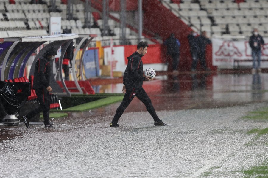 Fraport Tav Antalyaspor-atakaş Hatayspor Maçı Yoğun Yağış Nedeniyle Ertelendi