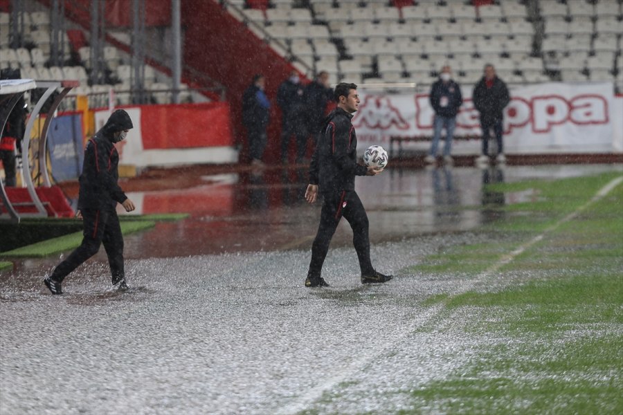 Fraport Tav Antalyaspor-atakaş Hatayspor Maçı Yoğun Yağış Nedeniyle Ertelendi