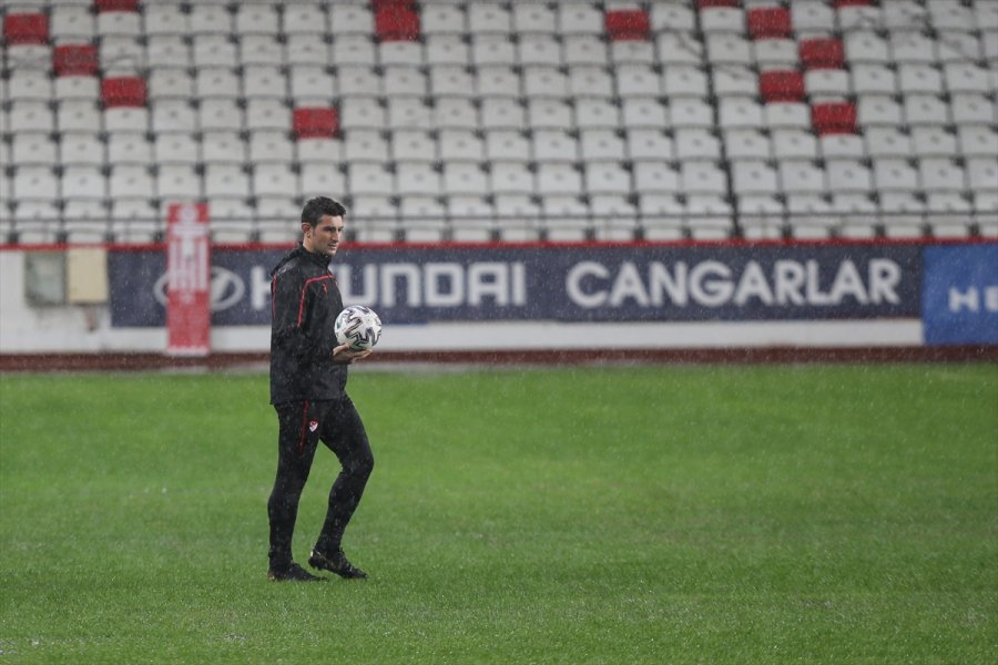 Fraport Tav Antalyaspor-atakaş Hatayspor Maçı Yoğun Yağış Nedeniyle Ertelendi