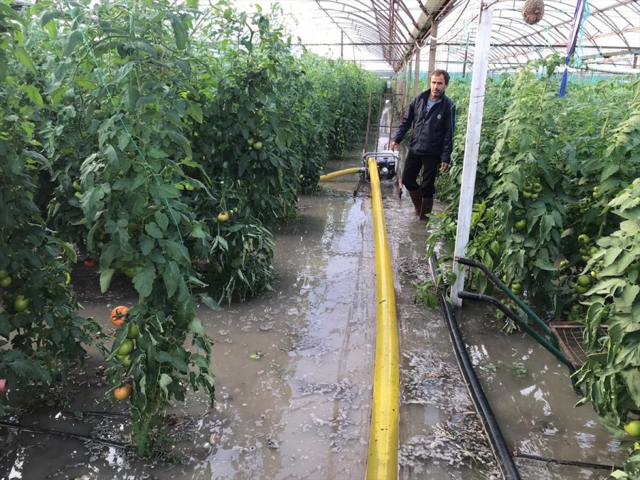 Kaş'a Sağanak Nedeniyle Seraları Su Bastı