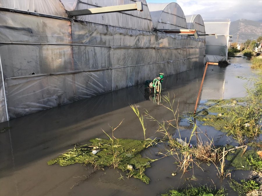 Kaş'a Sağanak Nedeniyle Seraları Su Bastı