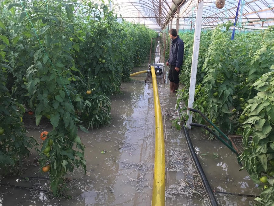 Kaş'a Sağanak Nedeniyle Seraları Su Bastı